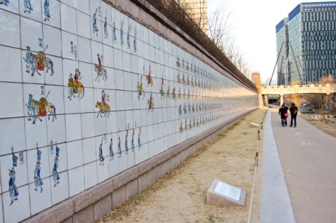 Wall of painting ceramic in Chyeonggyecheon Stream