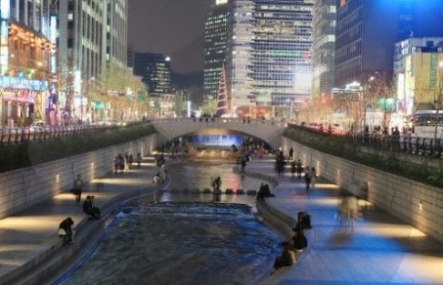 relaxation in Chyeonggyecheon stream
