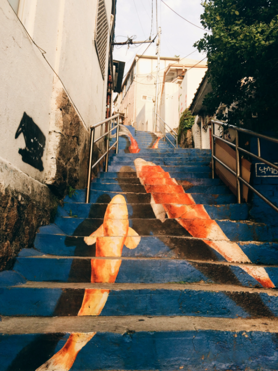 fish painting stairway (photo source credit to : http://blog.aclipse.net)